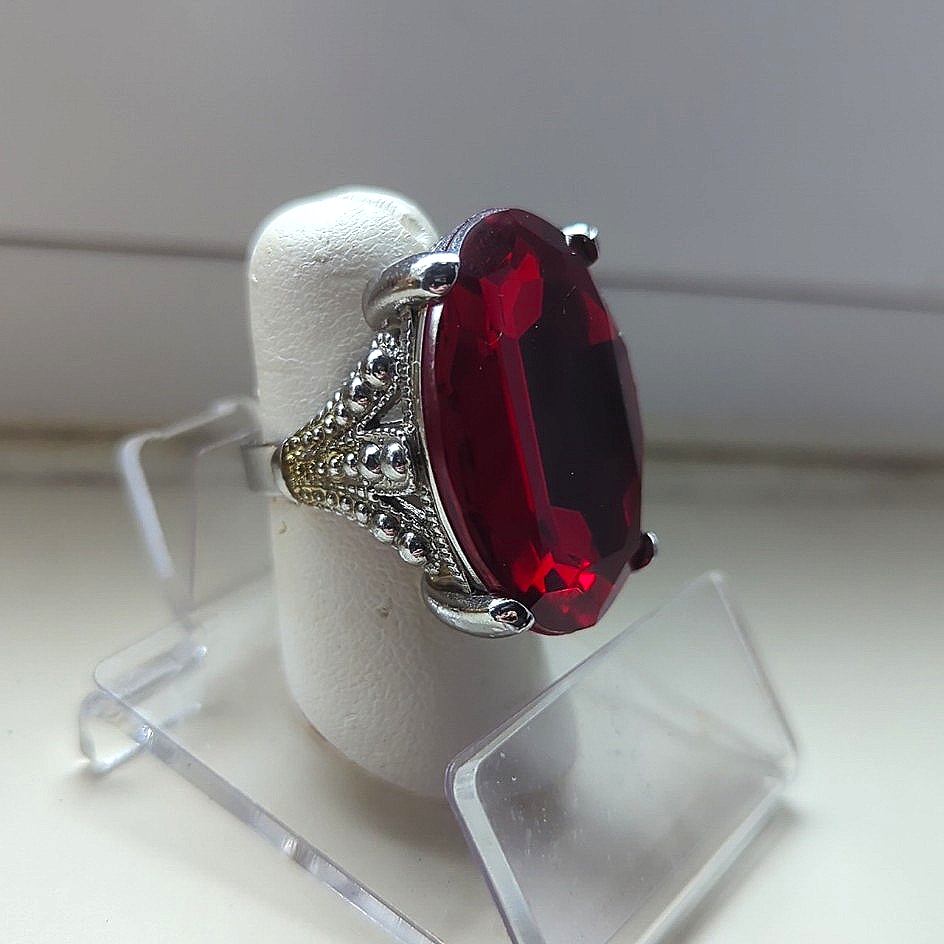 Large Vtg Ruby Red Tone Ring